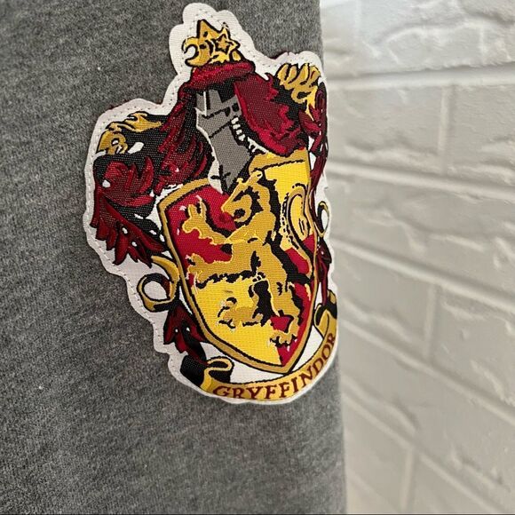 Harry Potter Universal Studios Gryffindor Sweatshirt - Picture 6 of 6